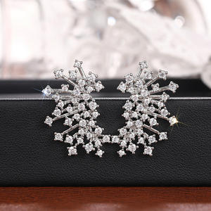 Boucles d'oreilles manchette flocon de neige en or blanc, sertissage griffe diamant taille princesse, bijoux fins de luxe pour femme, mariage - Product Image 4