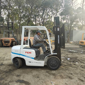 Chariot élévateur à fourche TCM FD30 d'occasion avec capacité de charge de 3 tonnes, moteur diesel, 4 roues motrices, mât à deux/trois étages, origine japonaise, utilisation en extérieur - Product Image 1