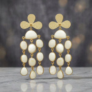 Nouvelle Arrivée Boucles d'Oreilles Chandelier en Laiton Plaqué Or avec Perles Blanches et 3 Clous en Forme de Feuille pour Mariage et Soirée - Product Image 2