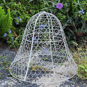 Couverture de protection pour plantes en fil de fer, 41x41x32,5 cm, cage en filet de protection blanche pour plantes de jardin, prévention des animaux, facile à assembler - Product Image 1
