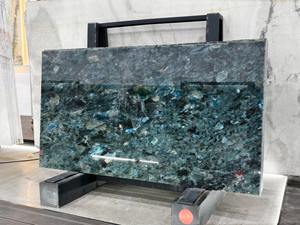 Losa de Granito Labradorita Azul Esmeralda Personalizable para Cubierta de Mesa de Comedor Montada en la Pared Interior - Product Image 1