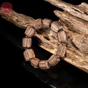 กำไลไม้กฤษณาธรรมชาติจากมาเลเซีย พร้อมลูกปัดรูปทรงธรรมชาติแบบกึ่งจม ขนาดกลาง ลูกปัดขนาดกลาง เครื่องประดับกลิ่นหอม - Product Image 2