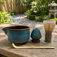 Ensemble de 4 pièces pour cérémonie du thé japonaise, bleu sarcelle, avec glaçure réactive, comprenant un bol en céramique à bec verseur, un support pour Chasen, un fouet en bambou et une cuillère.