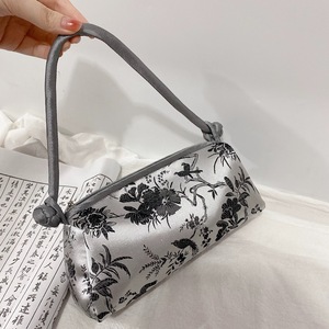 Sac à main de luxe en soie de style chinois pour femme avec broderie, fermeture éclair et bandoulière unique, idéal pour les mariages et les soirées - Product Image 6