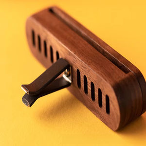 น้ำหอมปรับอากาศในรถยนต์แบบหนีบช่องแอร์ ดีไซน์หรูหรา ผลิตจากไม้เนื้อแข็งและโลหะ กลิ่นกุหลาบหอมติดทนนาน ระเหยตามธรรมชาติ รับทำโลโก้ตามสั่ง - Product Image 2