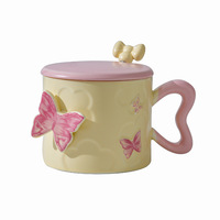 Tasse en céramique en relief créative haut de gamme avec cuillère pour compagnon de tasse d'eau de bureau ou de couple pour le thé ou la bière en gros disponible