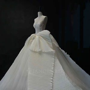 Vestido de Novia Moderno NT17 con Cola de Capilla, Estampado Floral y Apliques para Ceremonia Nupcial - Product Image 3