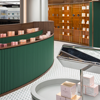 Conception personnalisée de la décoration de boutique pour les parfums avec mobilier d'exposition de parfums sur mesure et aménagement de magasin optimisé
