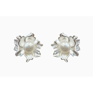 Boucles d'oreilles florales romantiques délicates, en forme de fleur, couleur argent poli, incrustées de perles d'eau douce naturelles lumineuses - Product Image 1