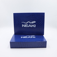 Boîte-cadeau personnalisée de luxe en papier rigide motif crocodile conception spéciale pour vêtements doublure en papier d'art avec logo en relief pour cadre photo