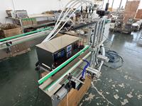 Machine de remplissage de liquides automatique de comptoir à 4 têtes, contrôlée par PLC, avec pompe péristaltique et convoyeur à bande pour bouteilles de boissons et de jus