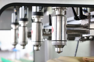 ماكينة تعبئة مكبس زيت المحرك الخطي 20L ، خط إنتاج شبه صناعي معدني أوتوماتيكي للأعمال الصغيرة - Product Image 2