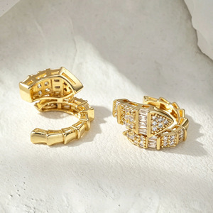 Boucles d'oreilles géométriques en forme de C en alliage de zinc doré avec micro-incrustations, cadeau de bijoux - Product Image 4
