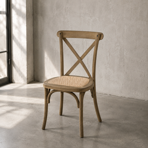 Chaise de salle à manger d'extérieur industrielle moderne en résine avec dossier croisé, design robuste et réglable, idéale pour les hôtels et appartements - Product Image 1