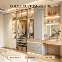 Armoire de chambre moderne sur mesure avec porte vitrée, cadre doré, éclairage LED, étagère ouverte, poignée en laiton, coiffeuse, placard OEM