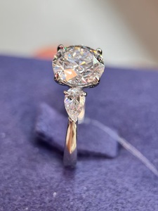 Bague en platine PT950 avec un grand diamant principal de 2,5 carats VS1 blanc D taille brillant rond, sertie sur quatre griffes, avec diamants de laboratoire - Product Image 3