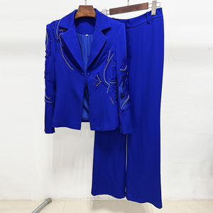 Costume <span class=keywords><strong>pantalon</strong></span> <span class=keywords><strong>bleu</strong></span> royal pour femme, blazer cintré avec broderies de perles faites à la main sur les manches, revers cranté - Product Image 2