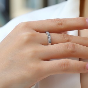 Anillo de mujer vintage de plata de ley 925 chapada en plata con moissanita de corte redondo graduado, engaste de puntas compartidas y borde de milgrain, tipo banda de eternidad - Product Image 5