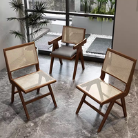Ensemble table et chaises de salle à manger décontractées en rotin tressé en bois massif, style moderne minimaliste inspiré du Wabi-Sabi, mobilier de restaurant