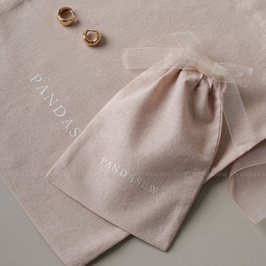 PandaSew Sac d'emballage léger en coton avec logo personnalisé, garni d'organza, avec cordon de serrage, pour bagues, boucles d'oreilles, colliers et bijoux - Product Image 4
