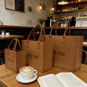 Sacs fourre-tout promotionnels en feutre pour femmes avec logo imprimé personnalisé et motif lettres – Sac à main personnalisé pour la publicité - Product Image 6