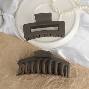 مشابك شعر كبيرة الحجم بتصميم مخصص، عبوة من قطعتين، إكسسوارات شعر بلاستيكية كبيرة جدًا بتشطيب مطفي للنساء - Product Image 5