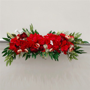 Composition florale de mariage en rangée de roses et d'hortensias en soie blanches, rouges et bleues pour la décoration d'événements et de fêtes - Product Image 1