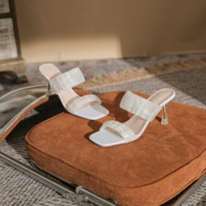 Zapatos elegantes y sexys de satén con punta en pico y tacón alto. Sandalias y zapatos de tacón alto cómodos, transpirables y de lujo. - Product Image 4