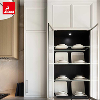 Ensemble de meubles de cuisine Allandgroup avec panneau à cadre décoratif, placage en chêne clair, îlot avec comptoir intégré et armoires encastrées
