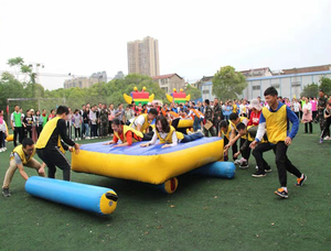 Prix de jeu de <span class=keywords><strong>groupe</strong></span> interactif <span class=keywords><strong>en</strong></span> plein air pour les pique-niques d'entreprise/événements de team building jeu de course de réservoir gonflable - Product Image 2