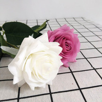 Vente en gros de roses artificielles en soie de haute qualité, faites à la main, toucher réel, longues tiges, petites pétales de rose en satin, décoration pour la maison, pour la remise des diplômes