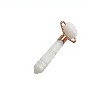 Rouleau de massage en jade blanc avec logo personnalisé, masseur facial pour les soins de la peau - Product Image 2