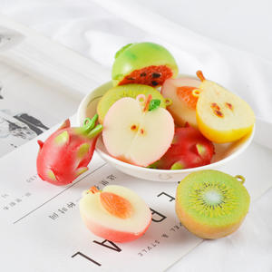 Porte-clés tendance en PVC en forme de fruits, idéal pour les étudiants, avec pomme, pêche et fruit du dragon - Product Image 3
