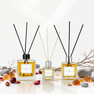 Bouteille en <span class=keywords><strong>verre</strong></span> carrée transparente de haute qualité 50ml 100ml 150ml 200ml vide pour huiles essentielles d'aromathérapie et diffuseurs à bâtonnets pour la maison - Product Image 3