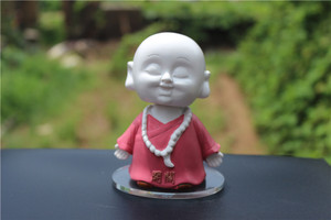 Statue <span class=keywords><strong>de</strong></span> dessin animé en résine personnalisée décoration <span class=keywords><strong>de</strong></span> voiture peinture créative secouant la tête petit <span class=keywords><strong>moine</strong></span> décoration figurines <span class=keywords><strong>de</strong></span> personnage <span class=keywords><strong>de</strong></span> dessin animé - Product Image 2