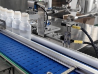 Etiqueteuse double face certifiée CE pour bouteilles et sachets de perfusion de l'industrie biotechnologique et de laboratoire