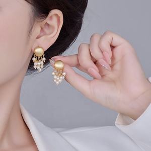 Pendientes de Botón Geométricos de Estilo Retro Francés, Chapados en Oro de 18K de Alta Gama, con Perlas de Corte Princesa y Borla, Regalo para Mujer - Product Image 2