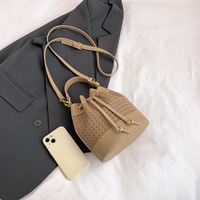 2025 Style rétro grande capacité unique épaule bandoulière téléphone portable sac femmes mode seau sac tressé dame conception bonbons