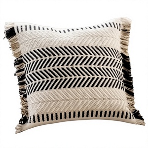 Housse de coussin carrée bohème en coton tissé géométrique noir et blanc vintage avec franges, amovible et lavable - Product Image 1