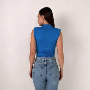 Top azul sin mangas con cuello en V y detalles de encaje en la cintura, ideal para uso diario. - Product Image 4