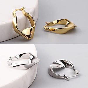 Aros Clásicos de Aleación de Zinc Dorados, Joyería de Moda Unisex, Aros de Diseño para Mujeres y Hombres, Uso Diario - Product Image 4