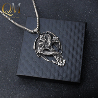 Pendentif Dragon Enroulé Vintage en Acier Inoxydable Anti-ternissement Unisexe, Accessoires de Pull Style Urbain, Vente en Gros