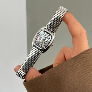 Montre à quartz rectangulaire pour femme en acier inoxydable avec cadran léopard, bracelet milanais, design élégant analogique à chiffres romains, design tendance - Product Image 2