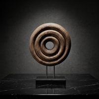 Sculpture circulaire en bois massif sculptée à la main, ornement décoratif en bois ondulé avec support métallique pour la maison