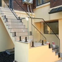 Système de balustrade moderne en bois et verre avec cadre en bois massif et main courante en verre