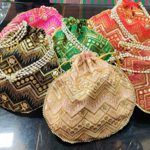 Bolso de mano tradicional indio para mujer, Potli, hecho a mano, Diwali, regalo de boda, regalo de vuelta India - Product Image 1