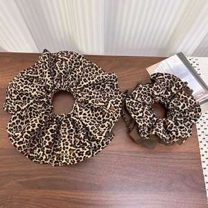 Nouveaux chouchous en tissu double couche à imprimé léopard, personnalisés, style rétro, en satin, pour femmes - Product Image 4