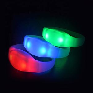 Bracelets LED avec logo personnalisé, 2 LED, 15 couleurs, portée de 400 m, autonomie de la batterie de 4 à 6 heures, pour concerts/mariages/fêtes - Télécommande - Product Image 2