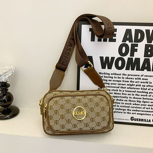 Sac à bandoulière vintage tendance pour femmes en PU avec fermeture éclair, détails rivetés, motif géométrique, antivol et portable pour un usage quotidien - Product Image 5