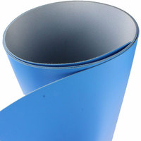 Bande transporteuse en PVC personnalisée antidérapante, résistante à l'usure et antistatique avec déflecteur et jupe pour textiles, pièces métalliques et cartons